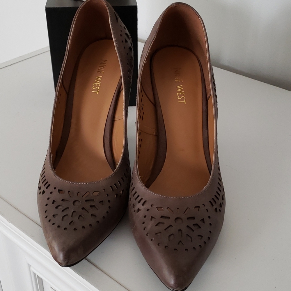 Brown lace design leather pumps